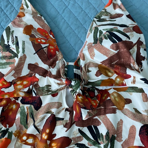 NWT Vince Camuto Seychelles Floral Tie Front Halter One-Piece Sz 8 - Picture 4 of 8